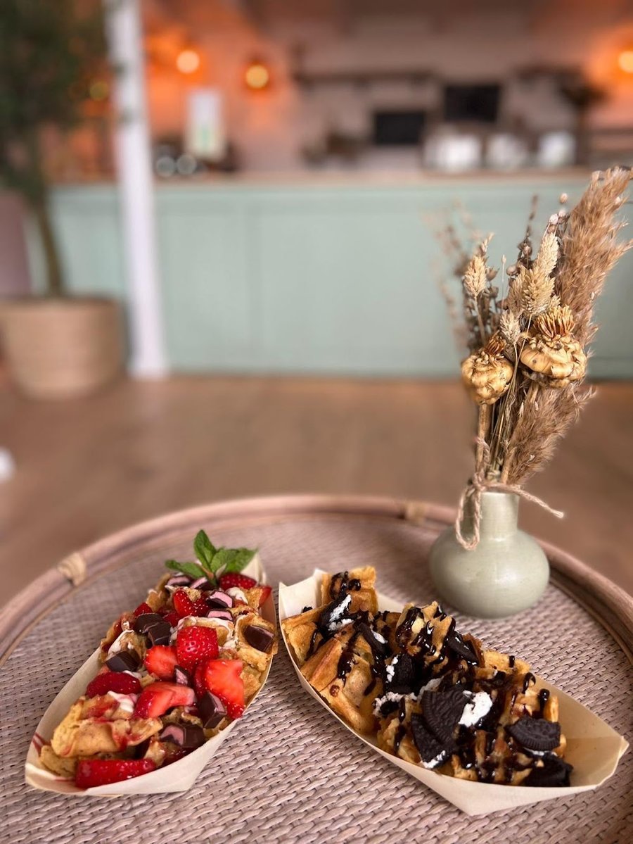 Frische Waffelboote mit Erdbeeren und Schokosoße im Tjorvi's Kiel