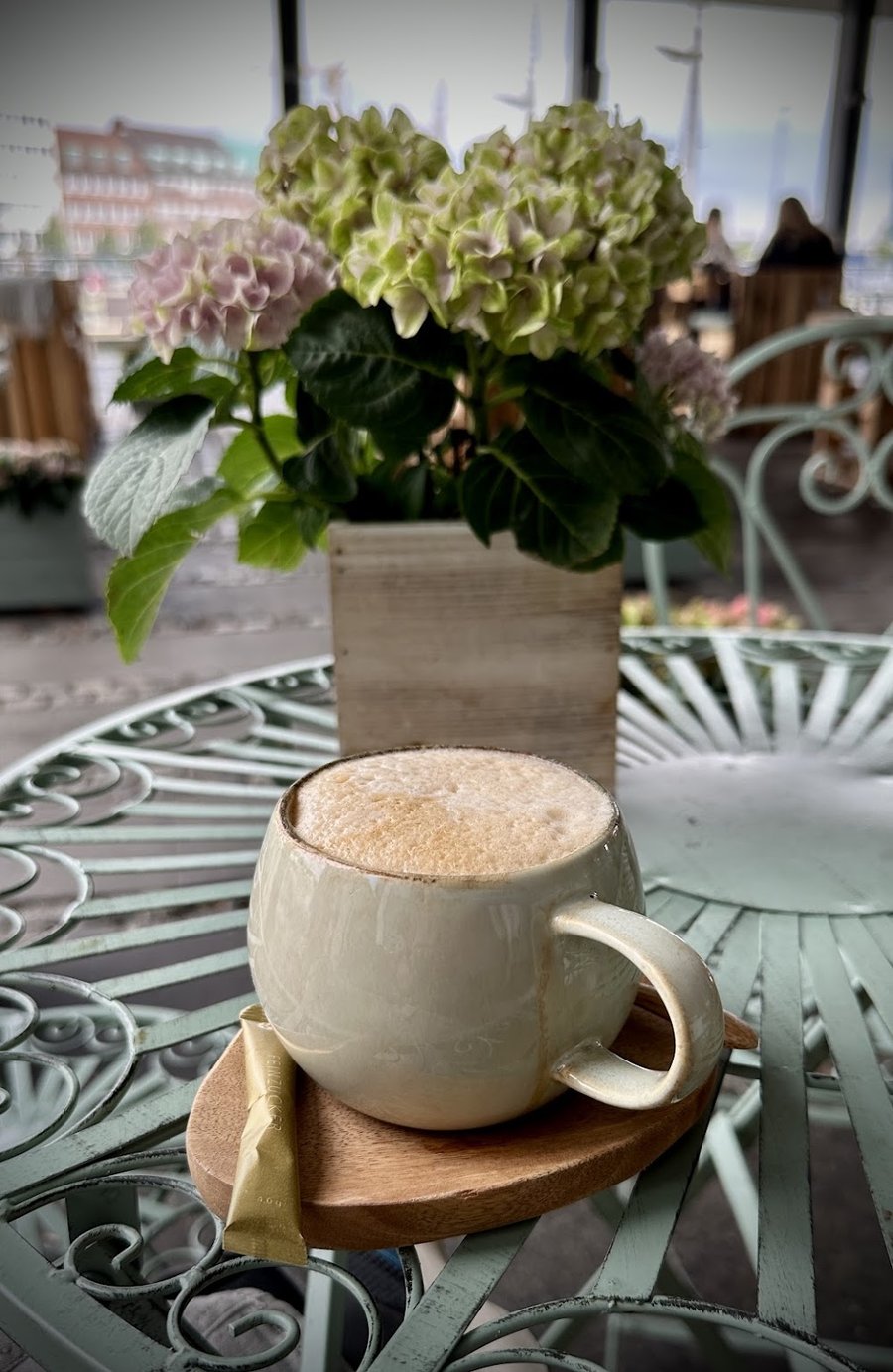 Cremiger Cappuccino mit Bio-Hafermilch im Tjorvi's Café Kiel
